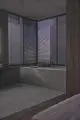 Badezimmeransicht mit Wannenrandarmatur, die zur Produktlinie von Ideal Standard gehört. Sicht auf Badewanne und Fenster mit Jalousien in einem modernen Raum.
